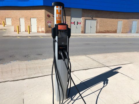 ev-charger-stand-green-front-full-plus-toronto-outdoor-advance-net-electric