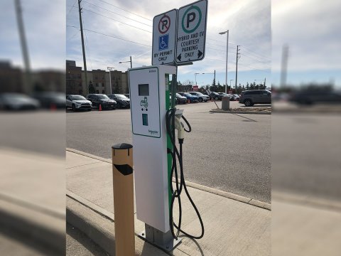 ev-charger-stand-green-front-full-toronto-outdoor-advance-net-electric