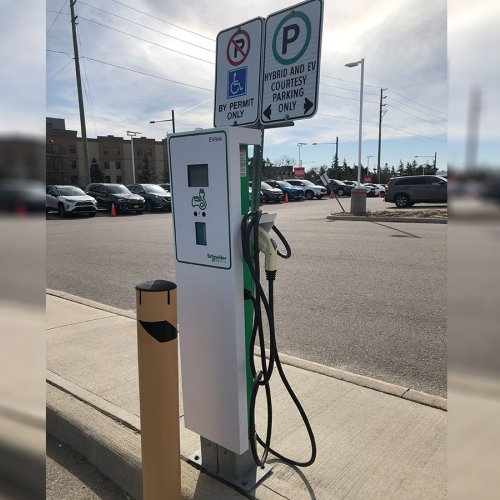 ev-charger-stand-green-front-full-toronto-outdoor-advance-net-electric